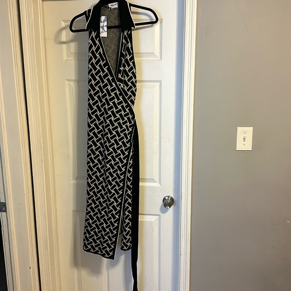 Diane Von Furstenberg X Target Collaboration collared wrap dress. - Picture 2 of 4